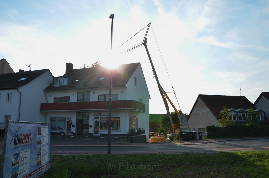 Kran drohte umzustuerzen Koeln Porz Zuendorf Hauptstr P018.JPG - Miklos Laubert